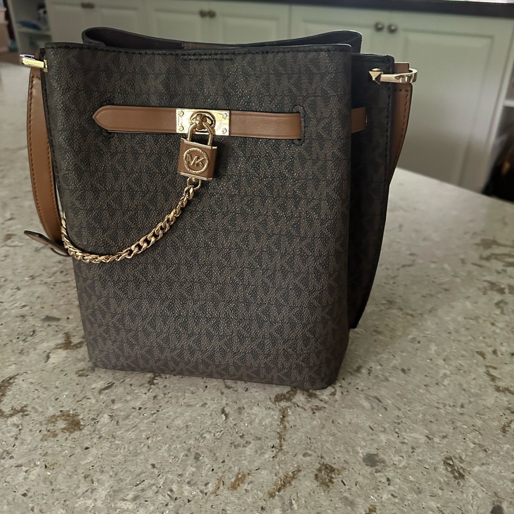 Michael kors bucket Hamilton bag! Brand new never used. Beautiful bag!